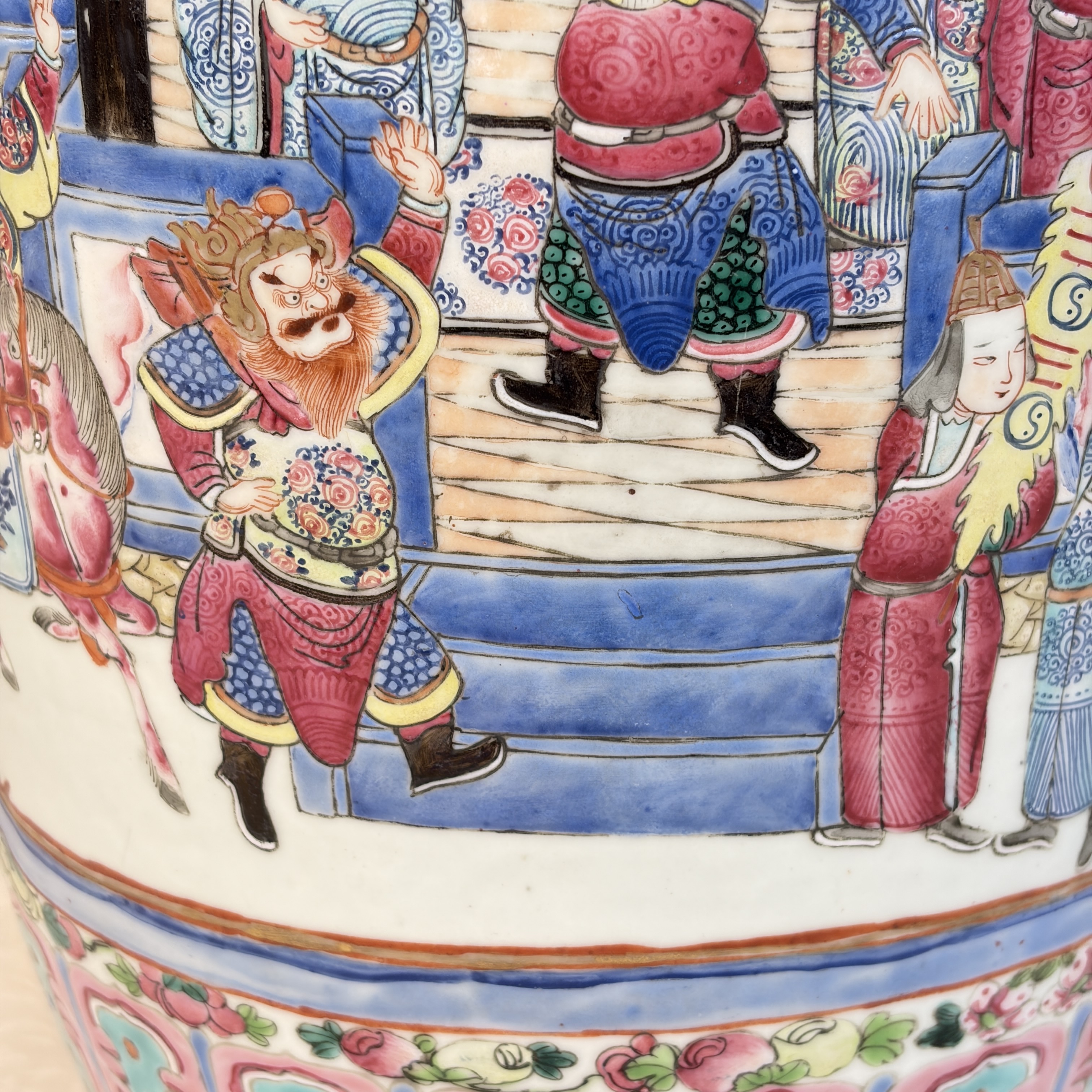 A pair of Chinese famille rose vases with narrative design, 19th C. — foto 40