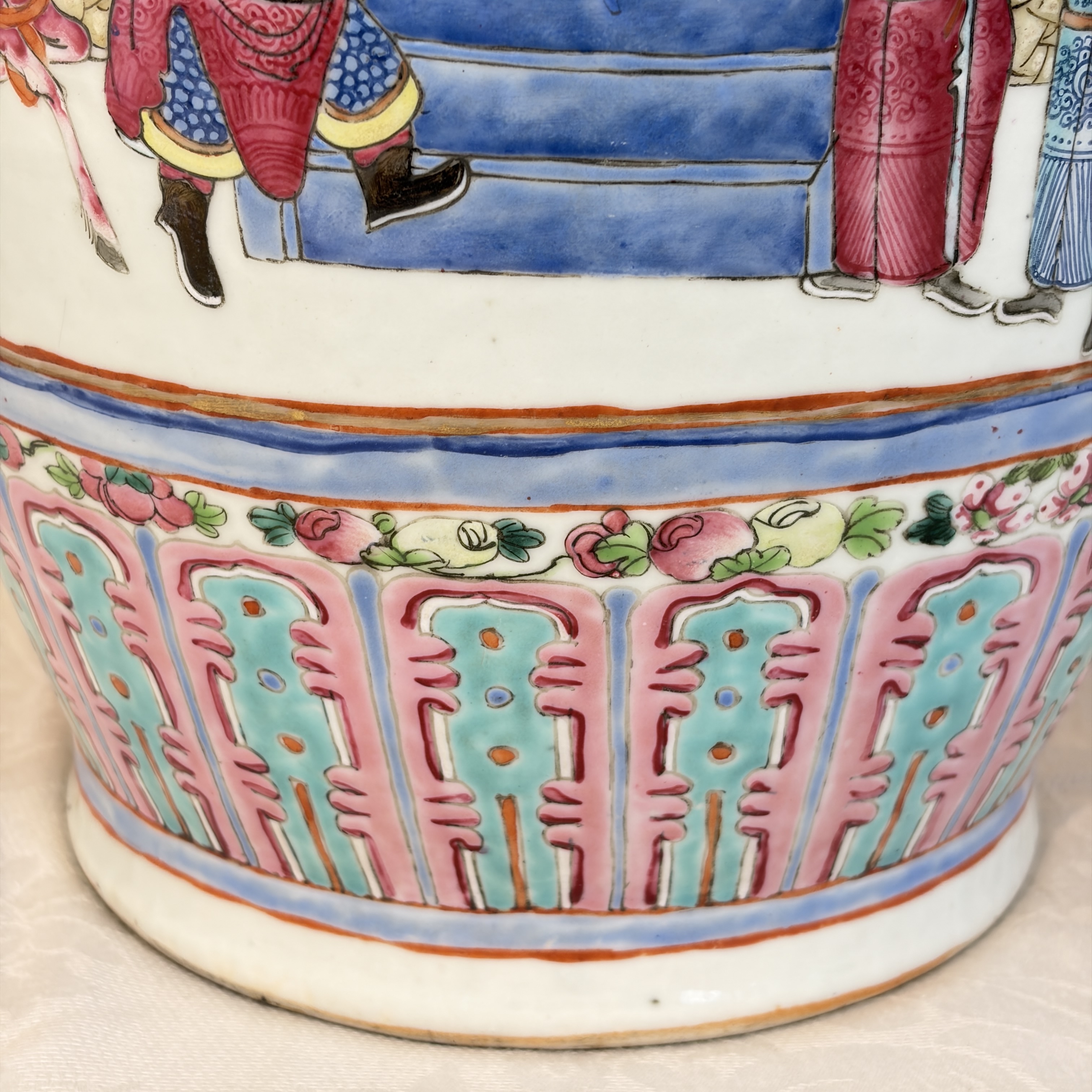 A pair of Chinese famille rose vases with narrative design, 19th C. — foto 41