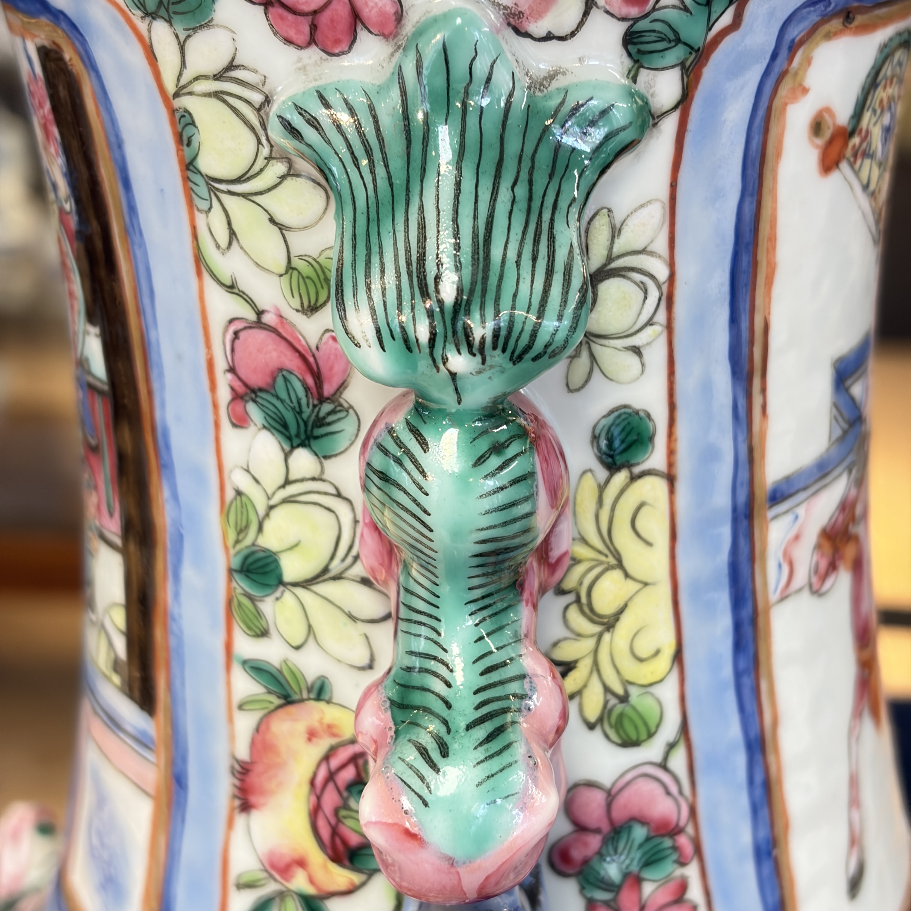 A pair of Chinese famille rose vases with narrative design, 19th C. — foto 42