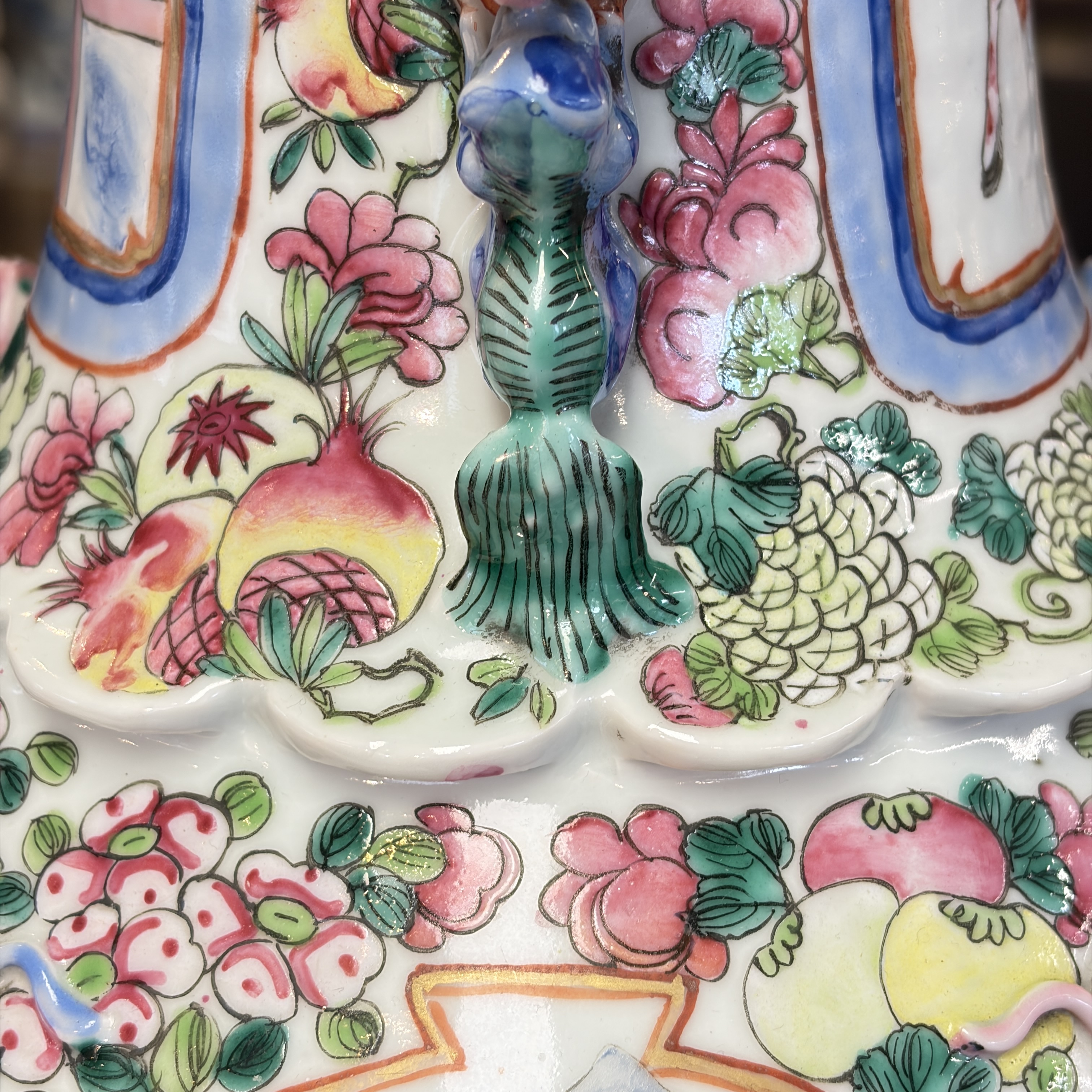 A pair of Chinese famille rose vases with narrative design, 19th C. — foto 43
