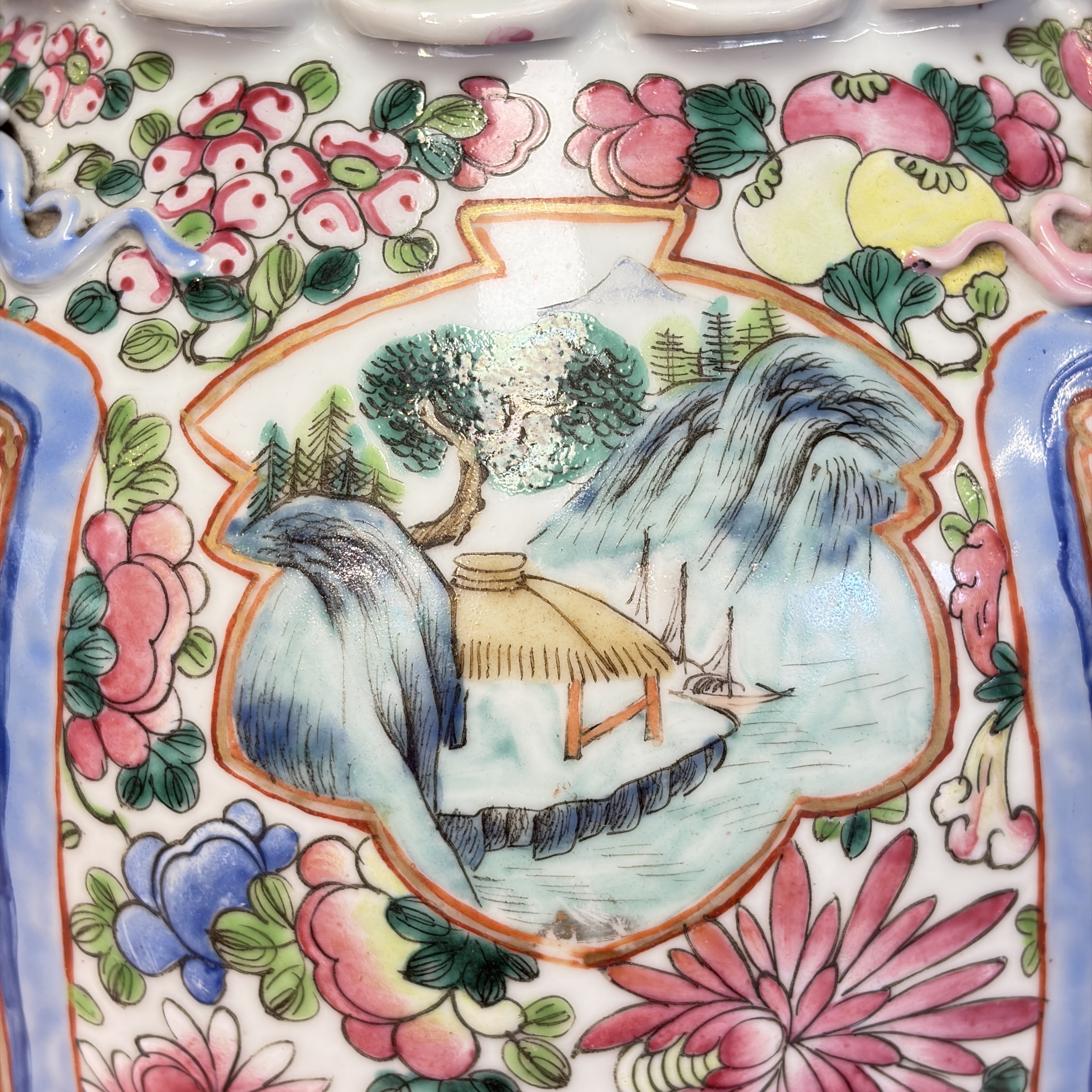 A pair of Chinese famille rose vases with narrative design, 19th C. — foto 44