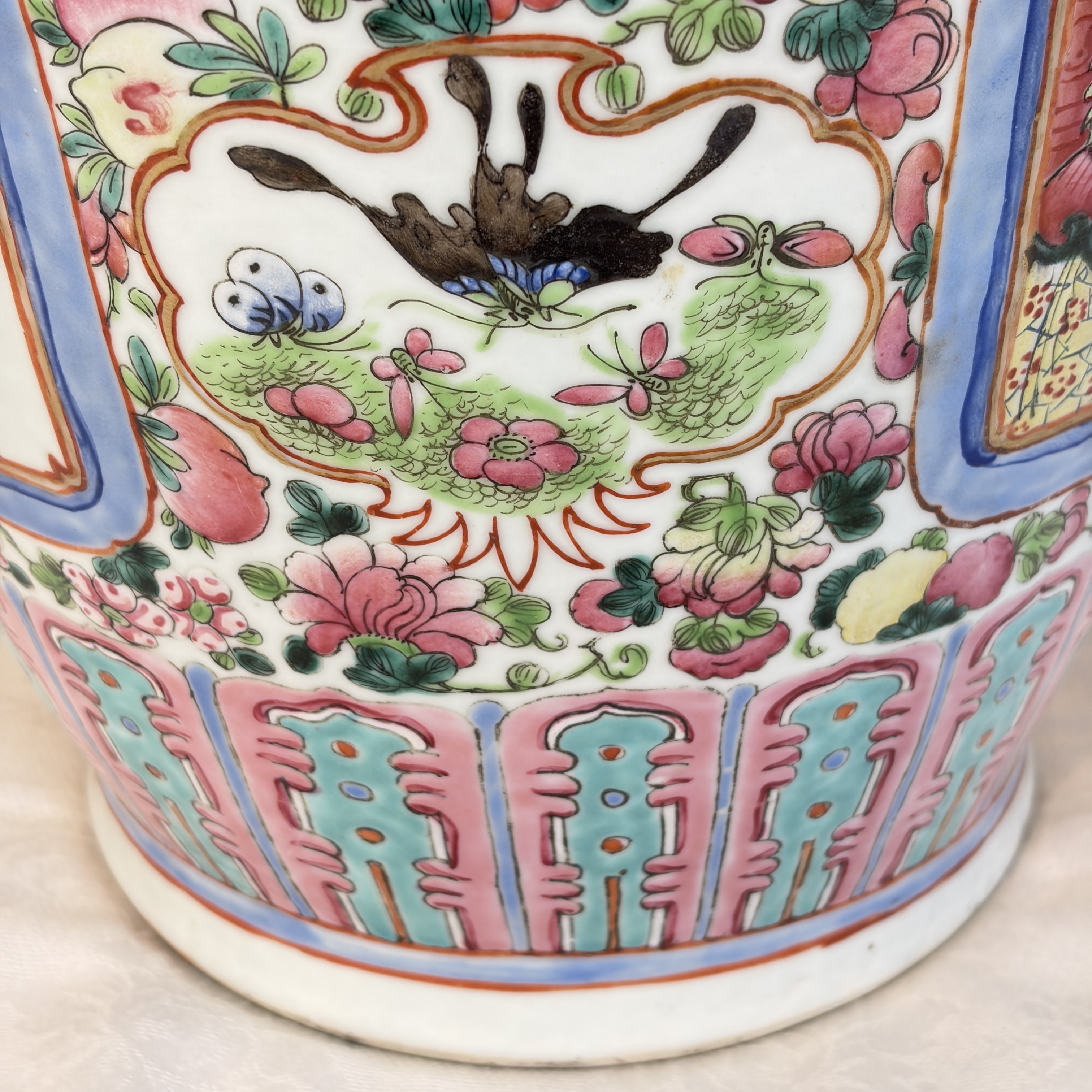 A pair of Chinese famille rose vases with narrative design, 19th C. — foto 46