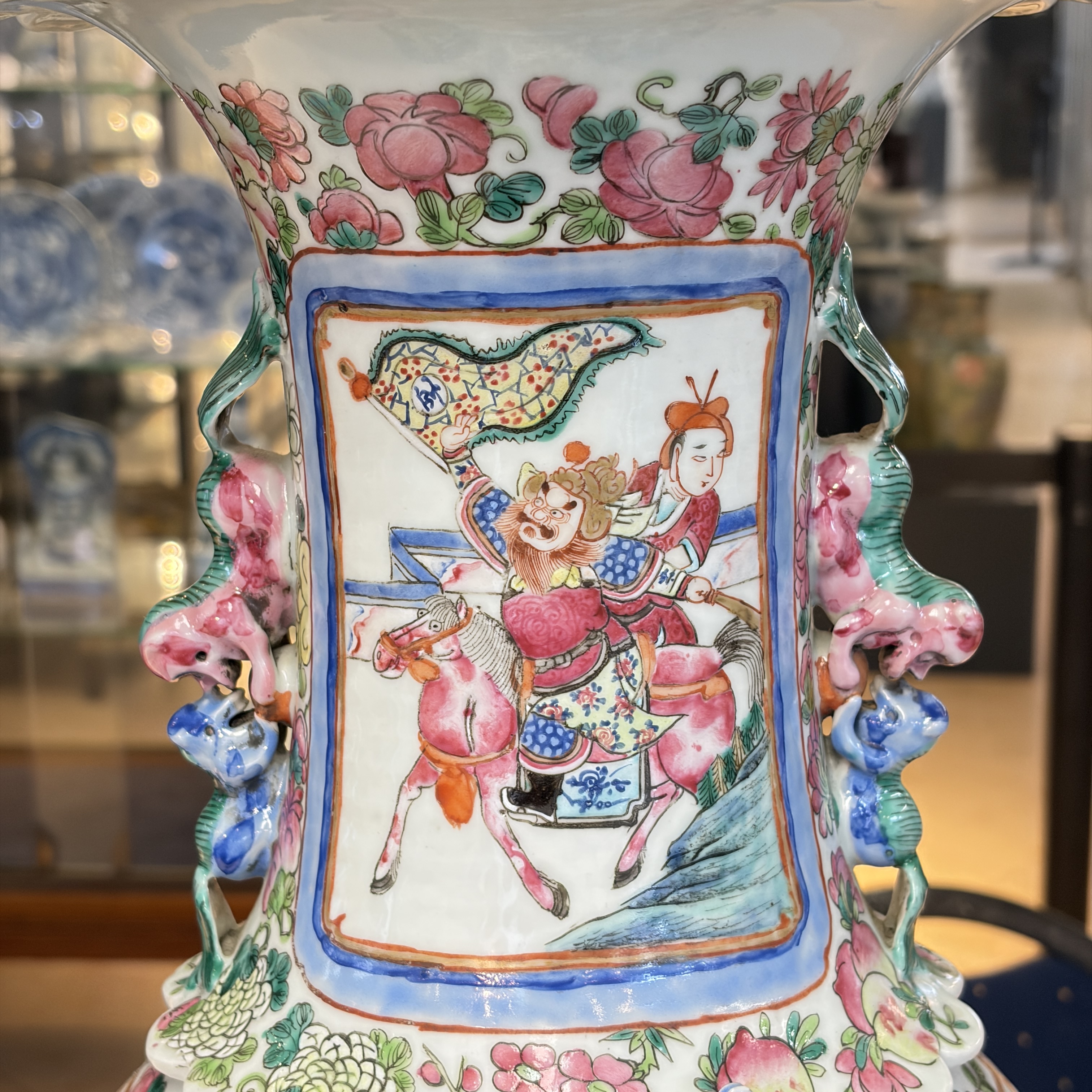 A pair of Chinese famille rose vases with narrative design, 19th C. — foto 47