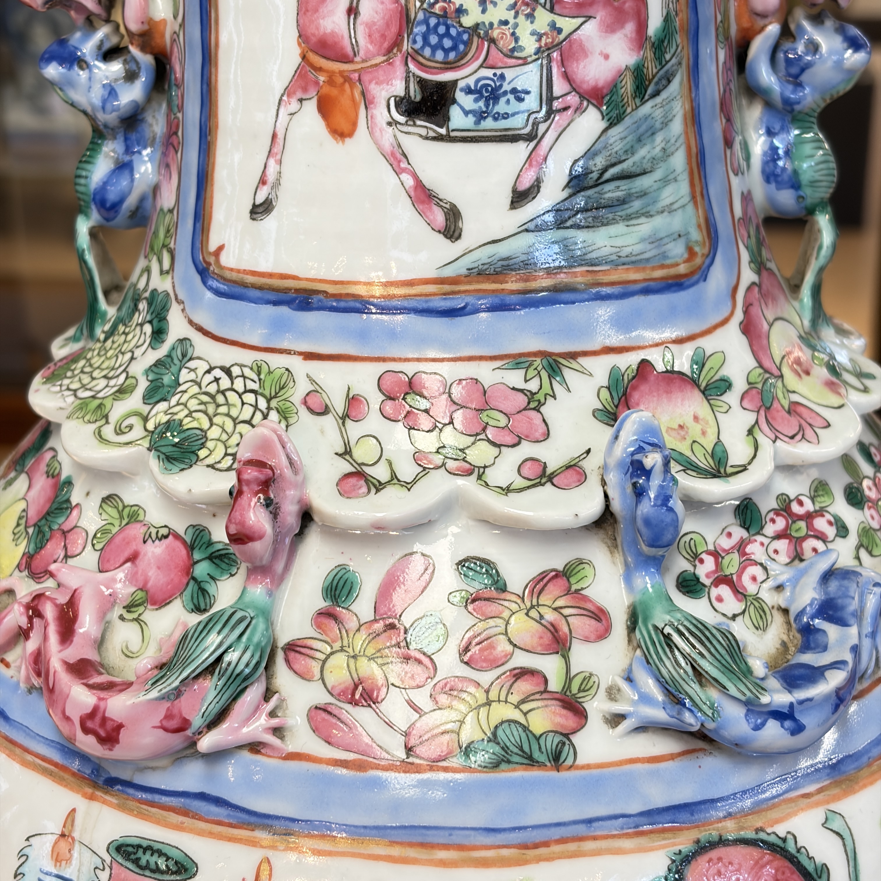 A pair of Chinese famille rose vases with narrative design, 19th C. — foto 48