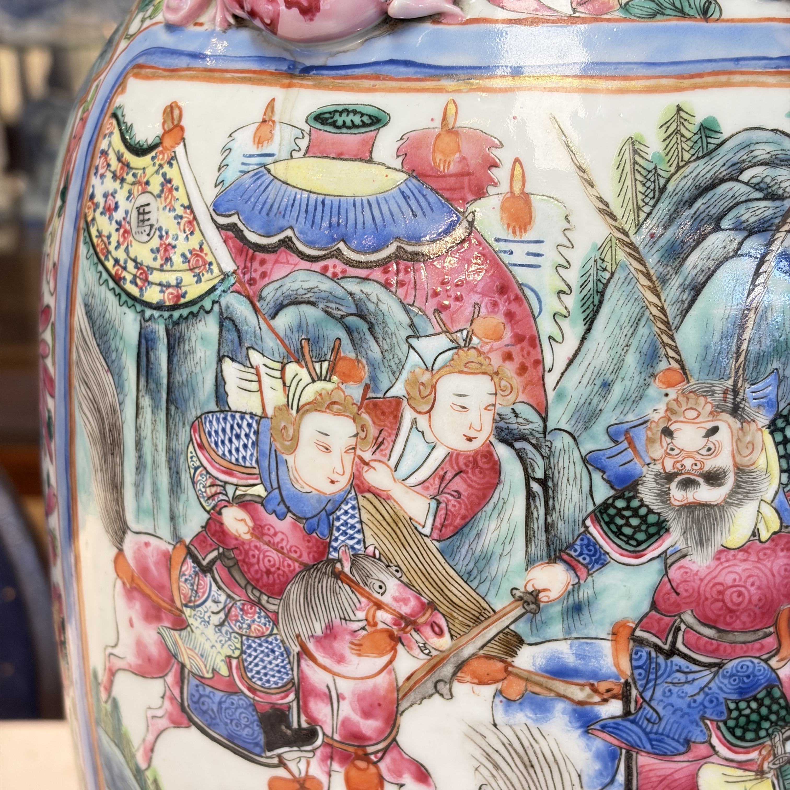 A pair of Chinese famille rose vases with narrative design, 19th C. — foto 49