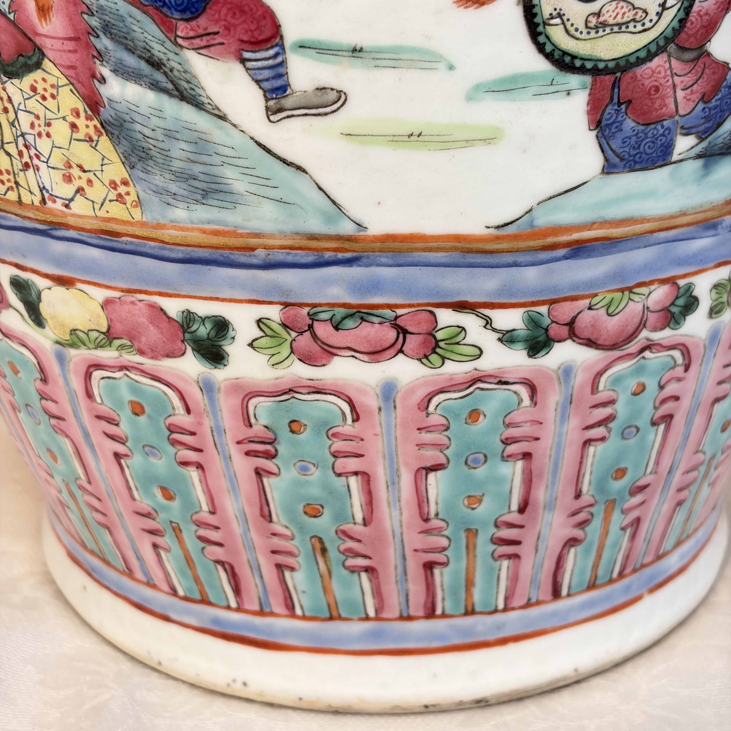 A pair of Chinese famille rose vases with narrative design, 19th C. — foto 52