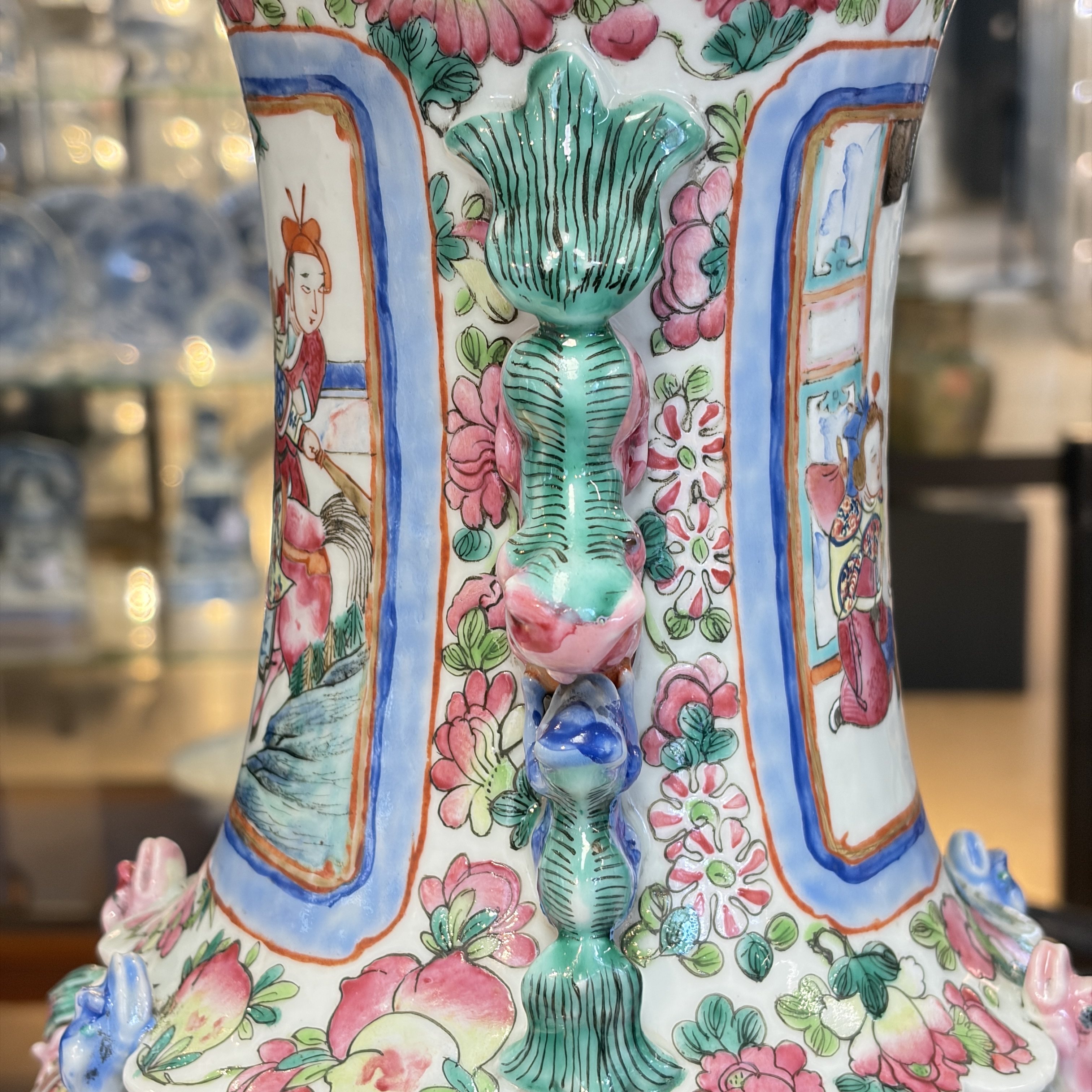 A pair of Chinese famille rose vases with narrative design, 19th C. — foto 53