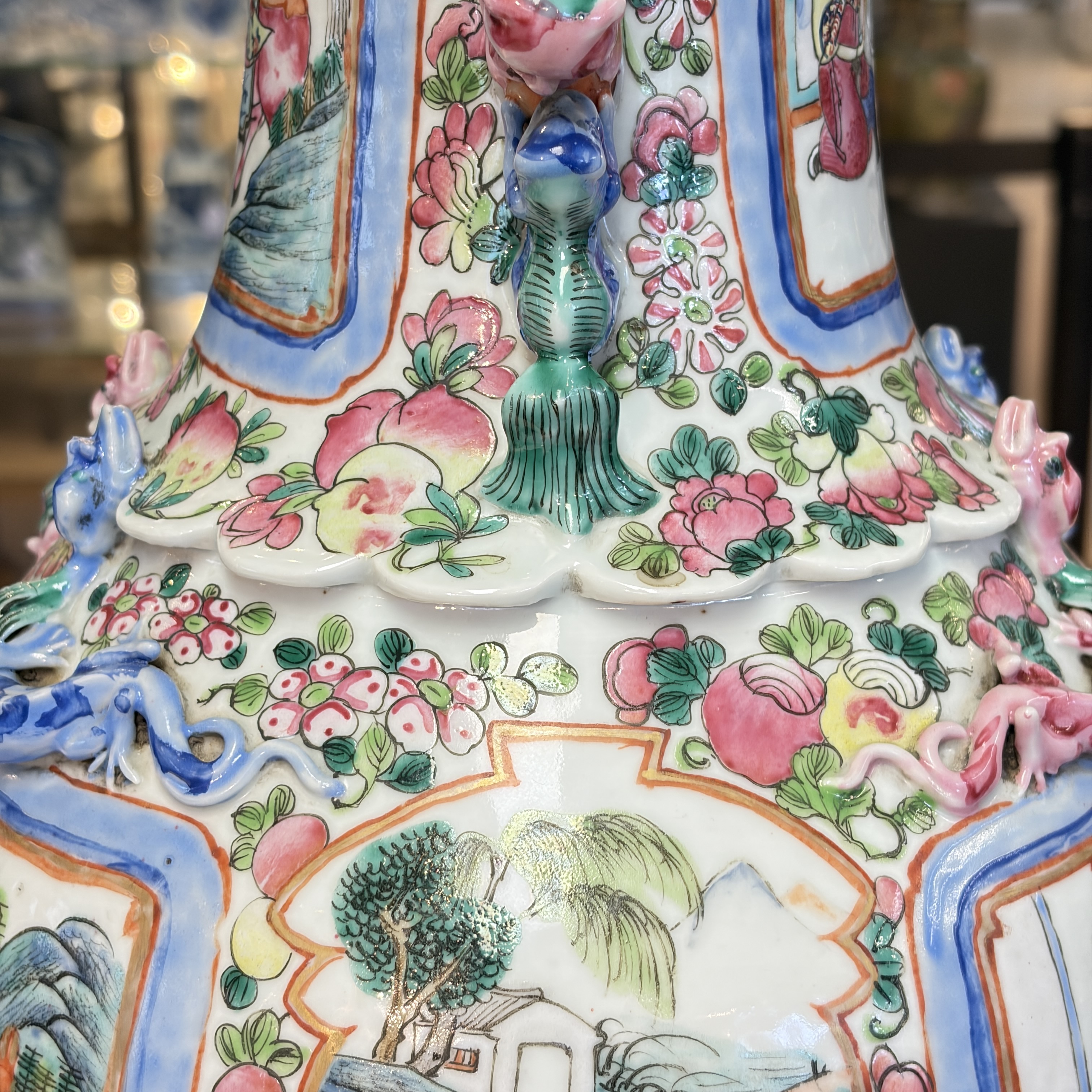 A pair of Chinese famille rose vases with narrative design, 19th C. — foto 54