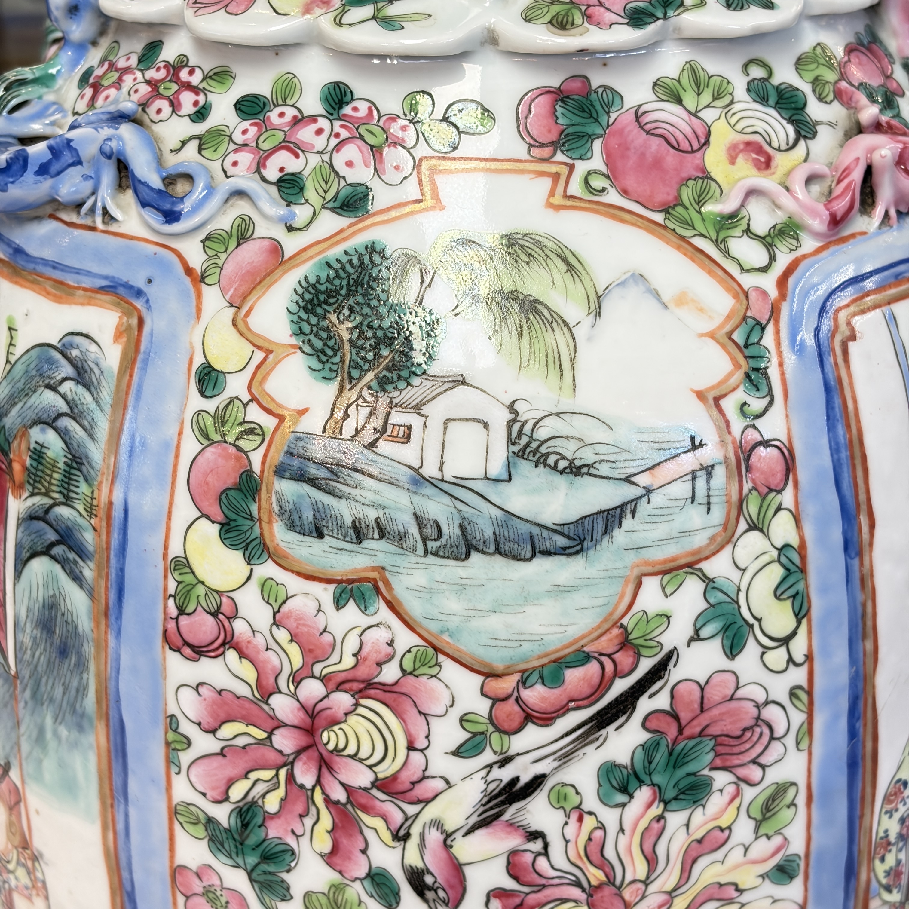 A pair of Chinese famille rose vases with narrative design, 19th C. — foto 55