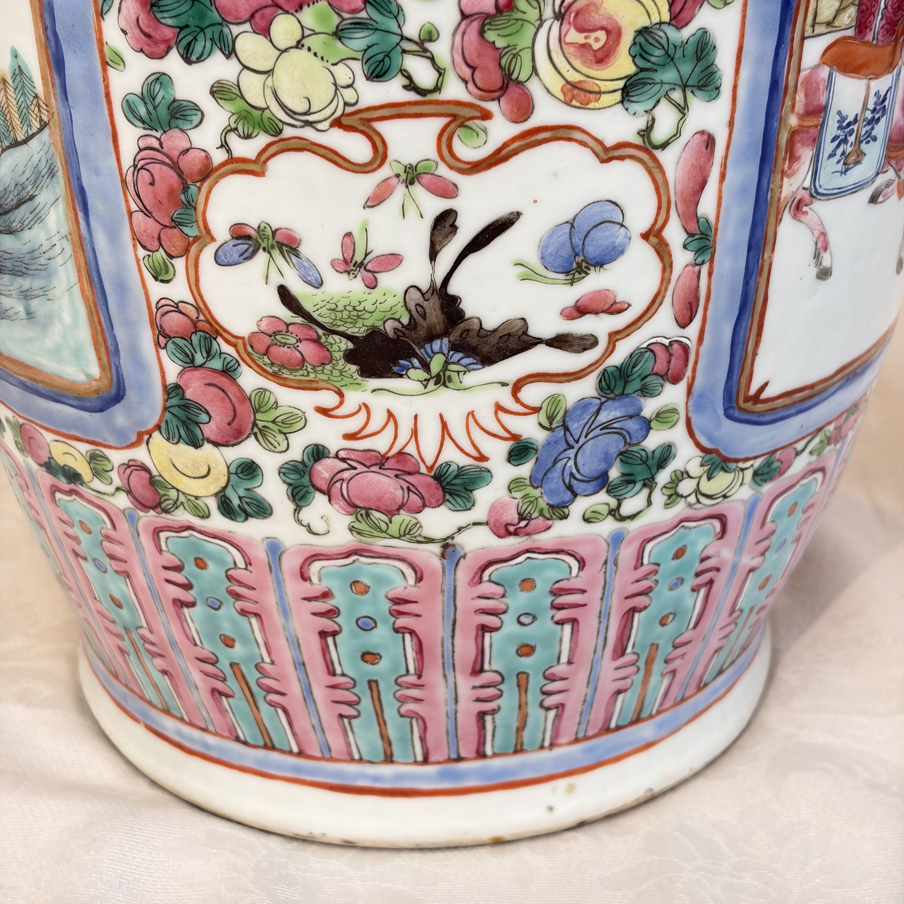 A pair of Chinese famille rose vases with narrative design, 19th C. — foto 56