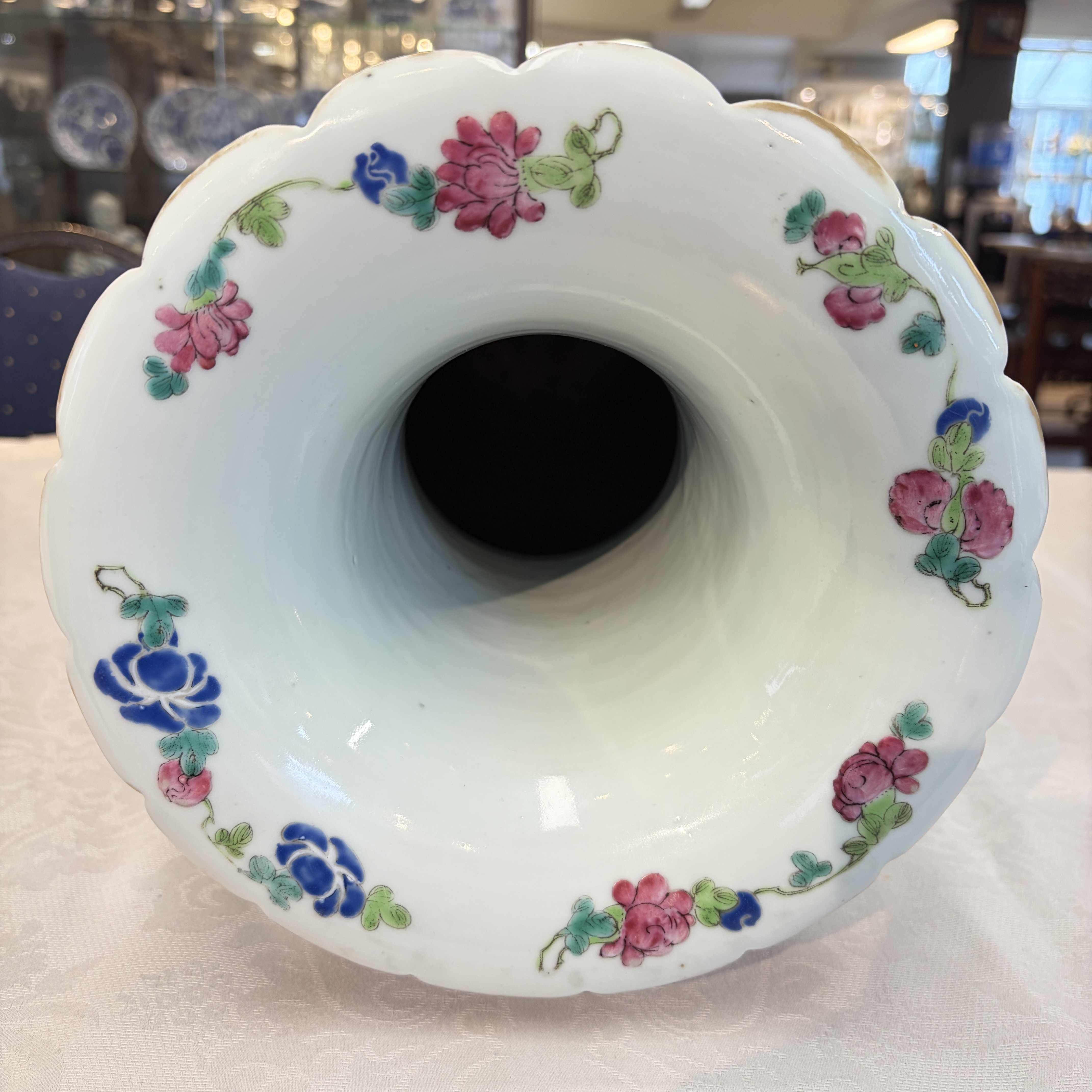 A pair of Chinese famille rose vases with narrative design, 19th C. — foto 57