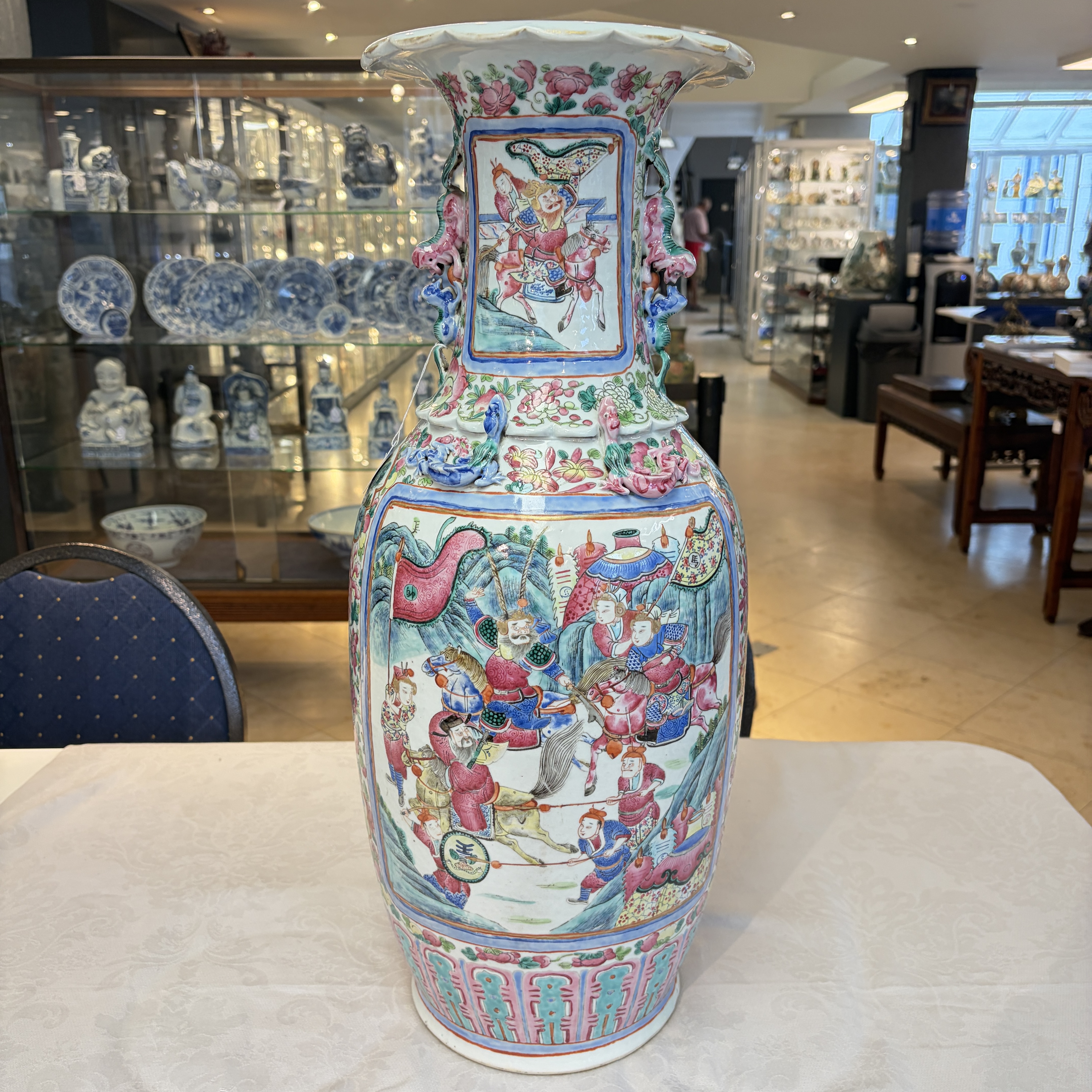 A pair of Chinese famille rose vases with narrative design, 19th C. — foto 1