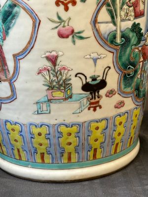 A pair of Chinese famille rose vases with narrative design, 19th C. — 照片 11