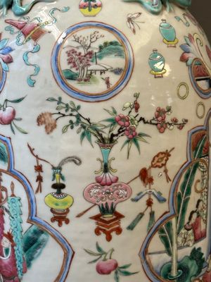 A pair of Chinese famille rose vases with narrative design, 19th C. — 照片 10