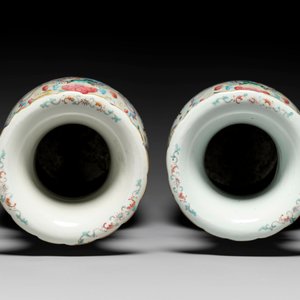 A pair of Chinese famille rose vases with narrative design, 19th C. — 照片 5