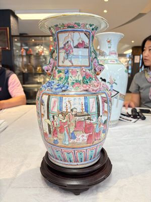 A pair of Chinese famille rose vases with narrative design on wooden stands, 19th C. — photo 1