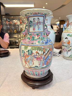 A pair of Chinese famille rose vases with narrative design on wooden stands, 19th C. — photo 11