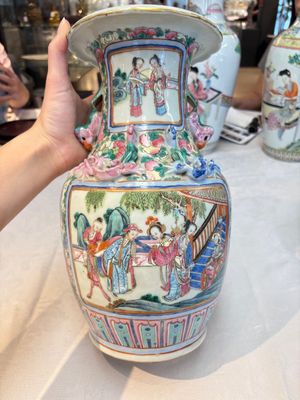 A pair of Chinese famille rose vases with narrative design on wooden stands, 19th C. — photo 12