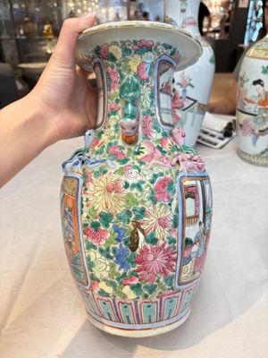 A pair of Chinese famille rose vases with narrative design on wooden stands, 19th C. — photo 13