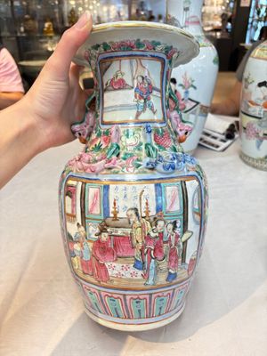A pair of Chinese famille rose vases with narrative design on wooden stands, 19th C. — photo 14