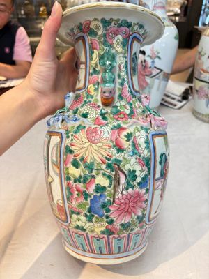 A pair of Chinese famille rose vases with narrative design on wooden stands, 19th C. — photo 15