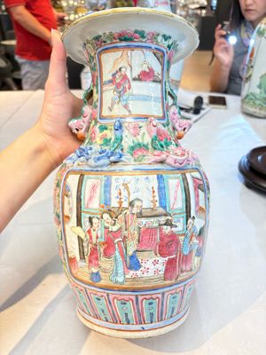 A pair of Chinese famille rose vases with narrative design on wooden stands, 19th C. — photo 2