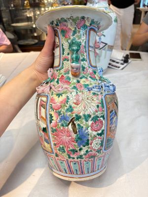 A pair of Chinese famille rose vases with narrative design on wooden stands, 19th C. — photo 3