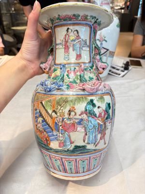 A pair of Chinese famille rose vases with narrative design on wooden stands, 19th C. — photo 4
