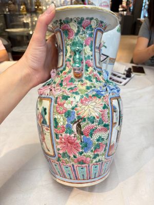 A pair of Chinese famille rose vases with narrative design on wooden stands, 19th C. — photo 5
