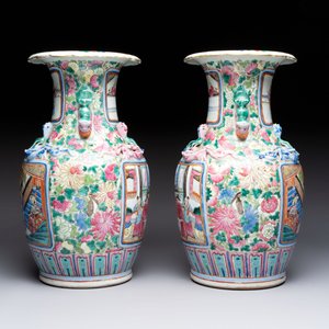 A pair of Chinese famille rose vases with narrative design on wooden stands, 19th C. — photo 3