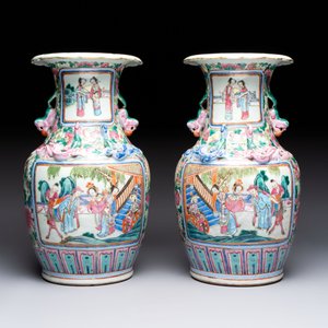 A pair of Chinese famille rose vases with narrative design on wooden stands, 19th C. — photo 4