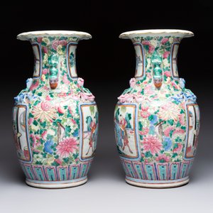 A pair of Chinese famille rose vases with narrative design on wooden stands, 19th C. — photo 5
