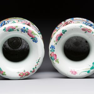 A pair of Chinese famille rose vases with narrative design on wooden stands, 19th C. — photo 6