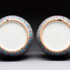 A pair of Chinese famille rose vases with narrative design on wooden stands, 19th C. — photo 7