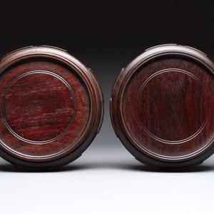 A pair of Chinese famille rose vases with narrative design on wooden stands, 19th C. — photo 8