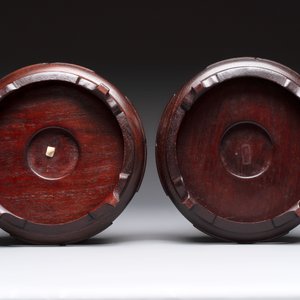 A pair of Chinese famille rose vases with narrative design on wooden stands, 19th C. — photo 9