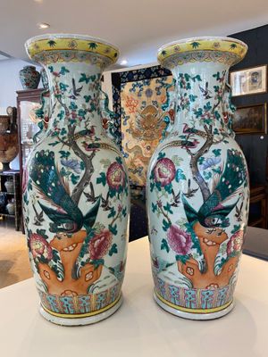 A pair of Chinese famille rose vases with peacocks and phoenixes, 19th C. — 照片 1