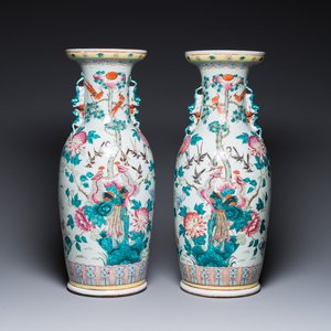 A pair of Chinese famille rose vases with peacocks and phoenixes, 19th C. — 照片 1