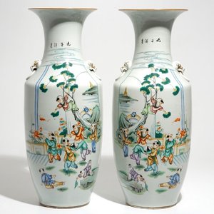 A pair of Chinese famille rose vases with playing boys, 19/20th C. — photo 1