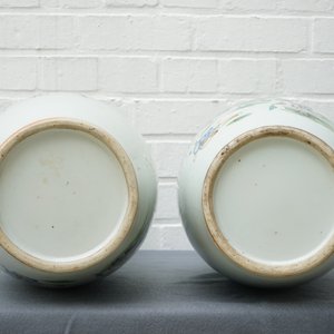 A pair of Chinese famille rose vases with playing boys, 19/20th C. — photo 11