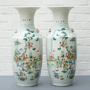 A pair of Chinese famille rose vases with playing boys, 19/20th C. — photo 7
