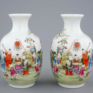 A pair of Chinese famille rose vases with playing boys, 20th C. — photo 2