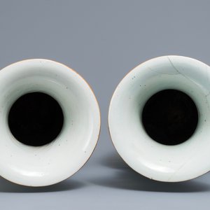 A pair of Chinese famille rose vases with sages in a landscape, 19/20th C. — 照片 6