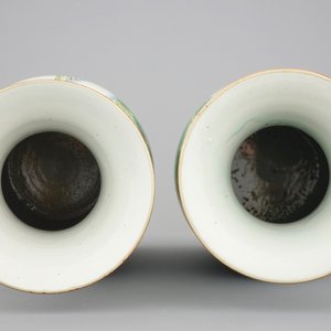 A pair of Chinese famille rose vases with "Shanghai" design, 19/20th C. — photo 5