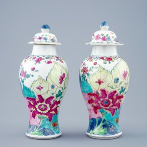 A pair of Chinese famille rose vases with “tobacco leaf” design, Qianlong, 18th C. — 照片 1