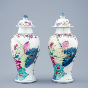 A pair of Chinese famille rose vases with “tobacco leaf” design, Qianlong, 18th C. — 照片 4