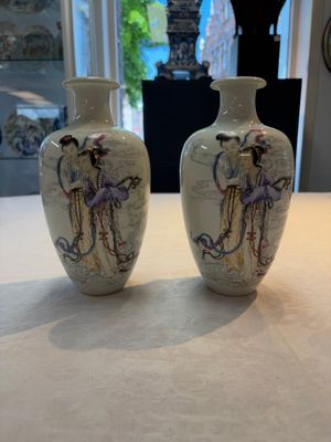 A pair of Chinese famille rose vases with two goddesses, Xi Ping Cao Lu 希平草廬 mark, Republic — 照片 1