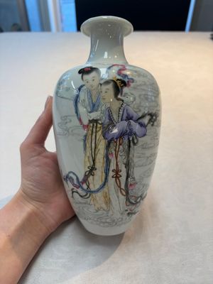 A pair of Chinese famille rose vases with two goddesses, Xi Ping Cao Lu 希平草廬 mark, Republic — 照片 11