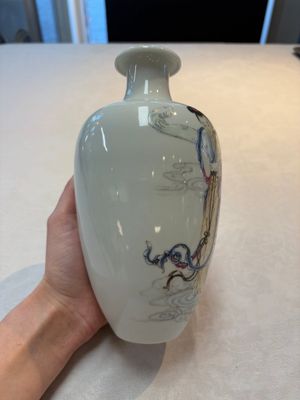 A pair of Chinese famille rose vases with two goddesses, Xi Ping Cao Lu 希平草廬 mark, Republic — 照片 14