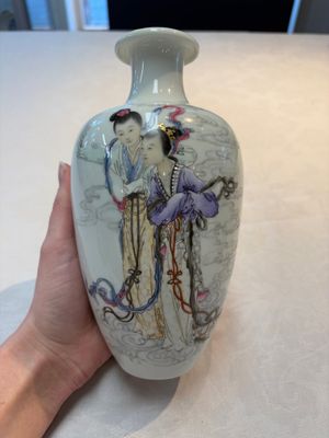 A pair of Chinese famille rose vases with two goddesses, Xi Ping Cao Lu 希平草廬 mark, Republic — 照片 2